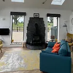 3 Bed Sleeps 6 - Free Parking باليناسلو