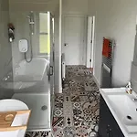 3 Bed Sleeps 6 - Free Parking بيت للعطل