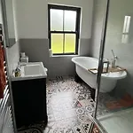 بيت للعطل 3 Bed Sleeps 6 - Free Parking