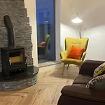 3 Bed Sleeps 6 - Free Parking بيت للعطل باليناسلو