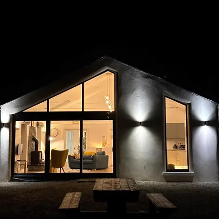 3 Bed Sleeps 6 - Free Parking