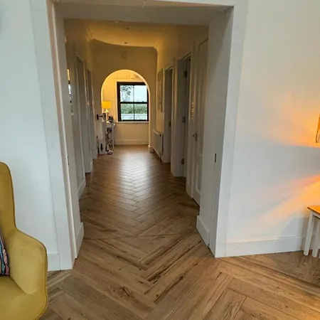3 Bed Sleeps 6 - Free Parking باليناسلو