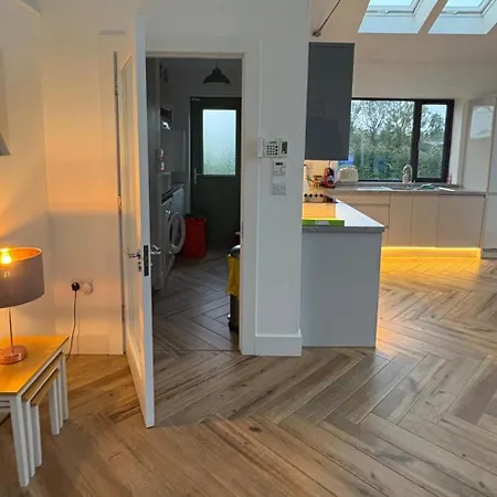 3 Bed Sleeps 6 - Free Parking *