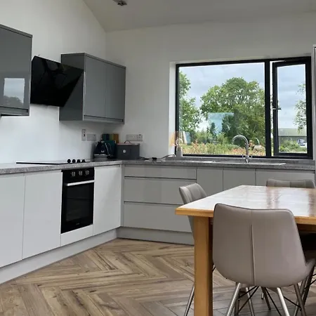 3 Bed Sleeps 6 - Free Parking