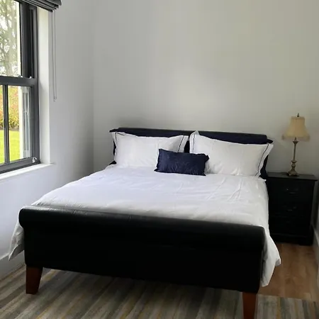 Holiday home 3 Bed Sleeps 6 - Fireplace - Free Parking *