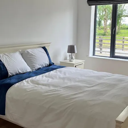 3 Bed Sleeps 6 - Free Parking