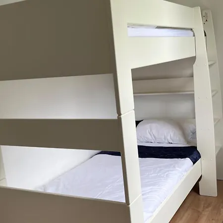 3 Bed Sleeps 6 - Free Parking *