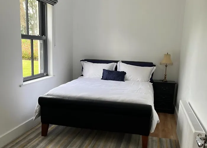 Holiday home 3 Bed Sleeps 6 - Fireplace - Free Parking *