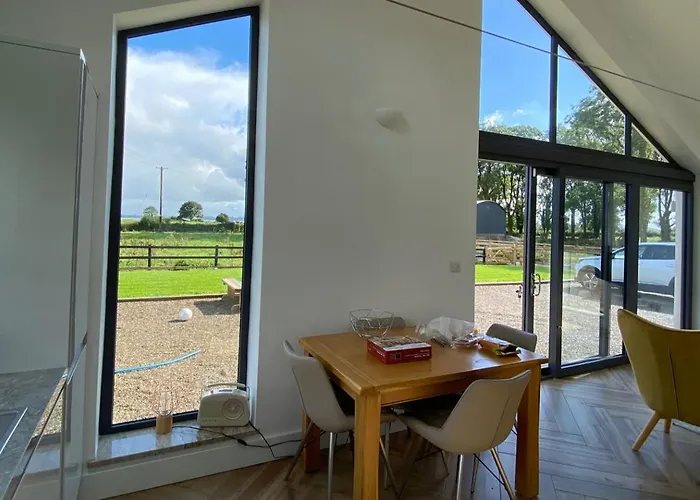 Holiday home 3 Bed Sleeps 6 - Fireplace - Free Parking